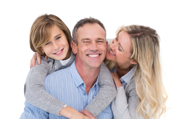 Heureux père portant son fils et sa femme sur son dos