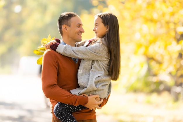 Heureux père avec sa fille en automne.