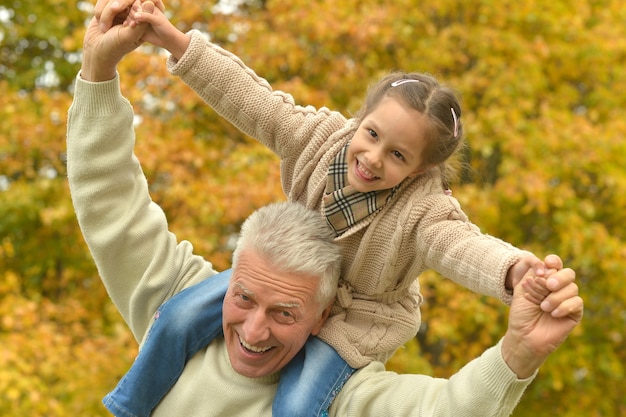 Heureux père avec sa fille dans le parc en automne