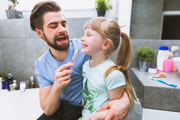 Photo heureux père se brosser les dents de rdaughte