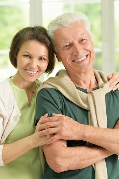 Heureux père senior avec sa fille à la maison