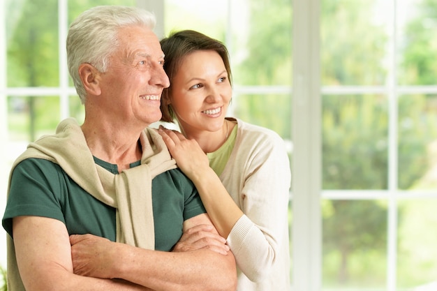 Heureux père senior avec sa fille à la maison