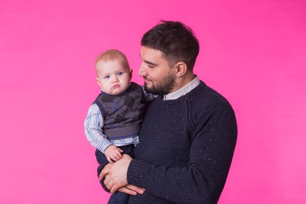 Heureux père avec son bébé mignon