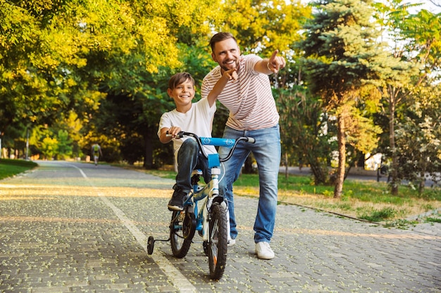 Heureux père et son fils s'amusant