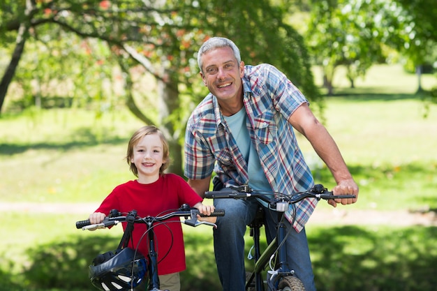 Heureux père en vélo avec son fils