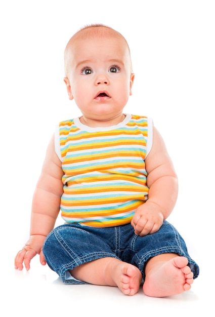 Heureux petit bébé isolé sur fond blanc.