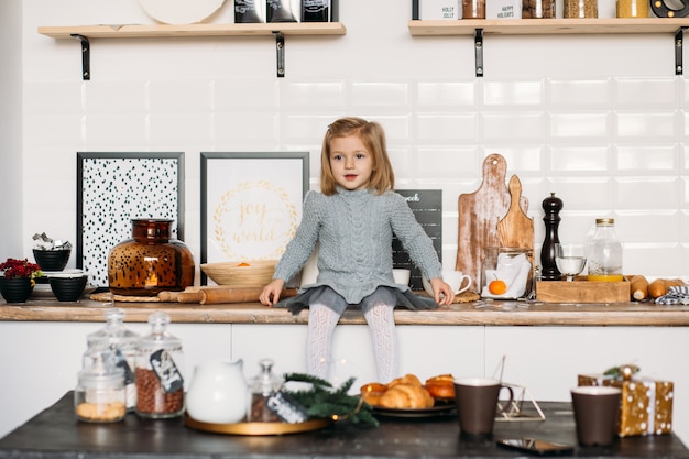 Heureux petit enfant dans la cuisine à la maison.