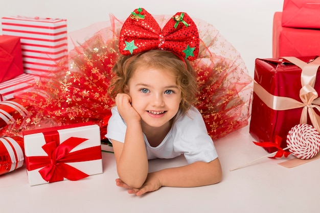 Photo heureux petit enfant entouré d'éléments de noël