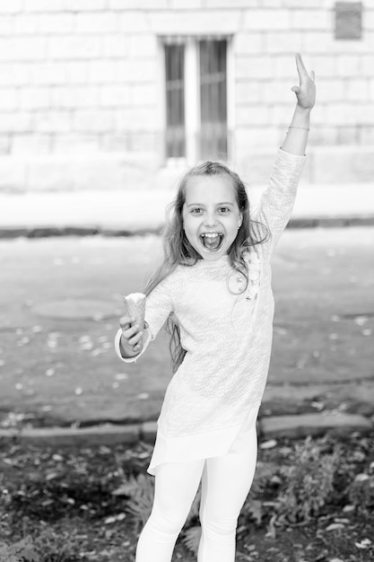 Heureux petit enfant avec de la glace