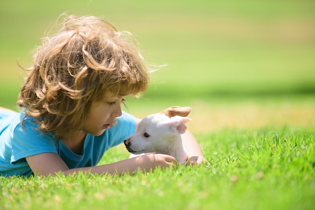 Heureux petit enfant jouant avec un chien dans le jardin.