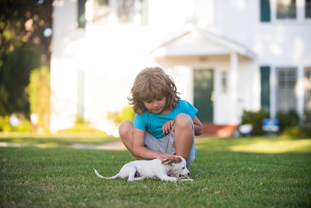 Heureux petit enfant jouant avec un chien dans le jardin