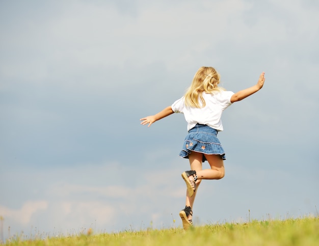 Heureux petit enfant sur la prairie d&#39;herbe d&#39;été dans la nature