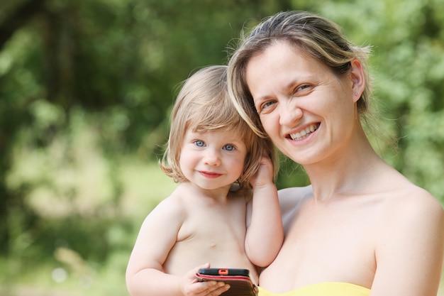 Heureux petit enfant souriant dans les bras du