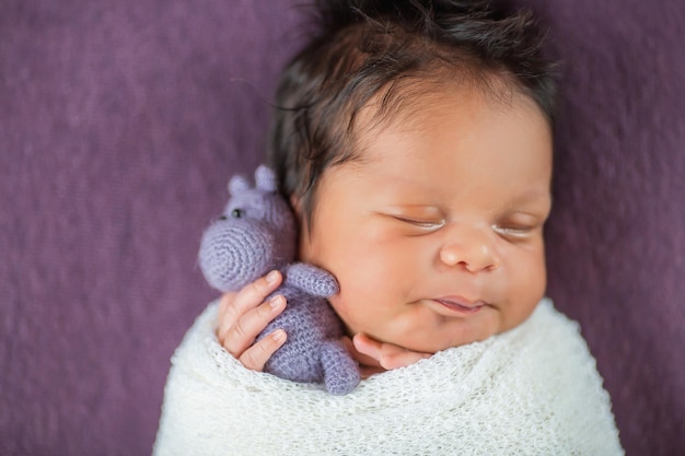 Heureux petit garçon afro-américain