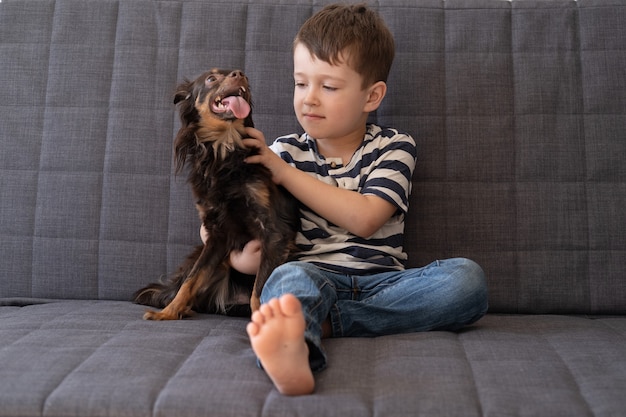 Heureux petit garçon animal de compagnie drôle de terrier de jouet russe brun