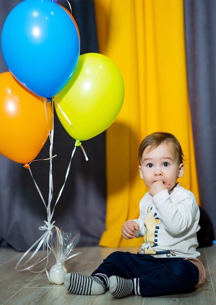 Heureux petit garçon avec bouquet de ballons