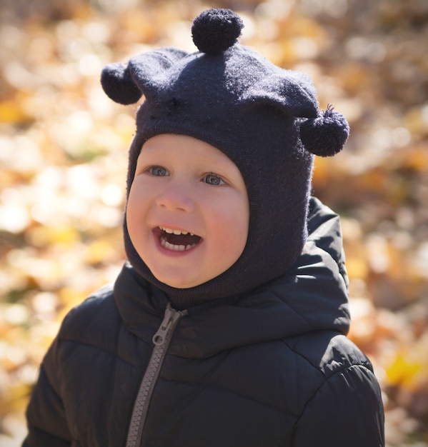 Photo heureux petit garçon dans un parc