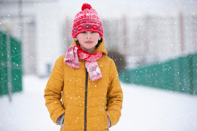 Heureux petit garçon dans des vêtements lumineux se promène un jour d'hiver Enfant en hiver