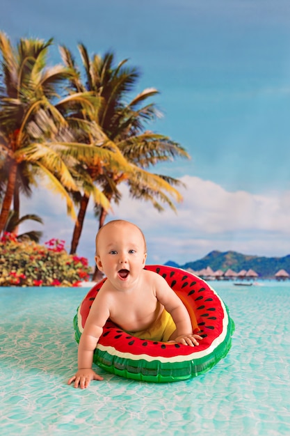 Heureux petit garçon sur un décor de plage