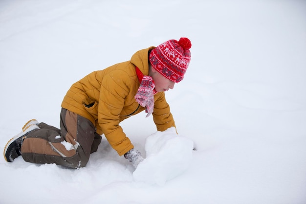 Heureux petit garçon jouant dans la neige Enfant en hiver