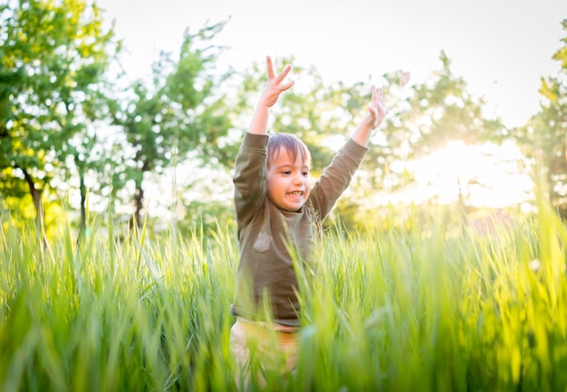 Heureux petit garçon en vacances d&#39;été s&#39;amuser et passer du bon temps