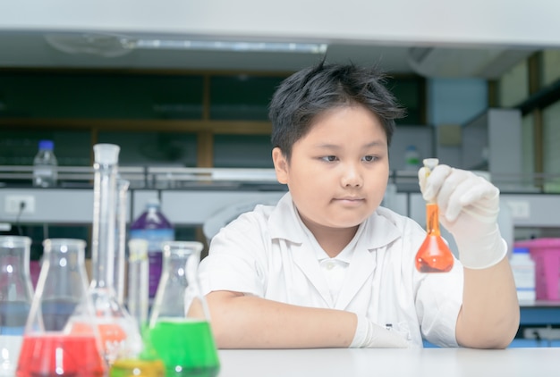 Heureux Petit Scientifique En Laboratoire Faisant L'expérience