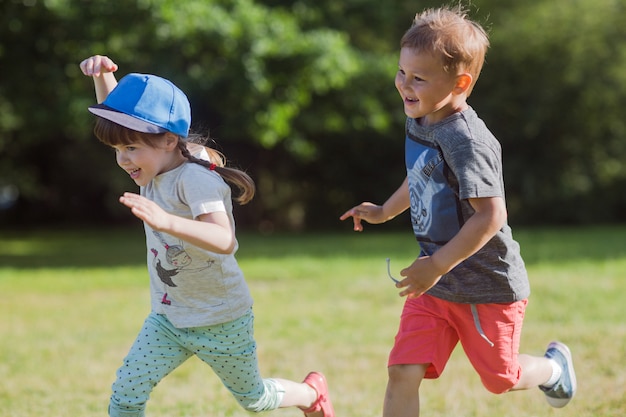 heureux petits enfants jouant au rattrapage