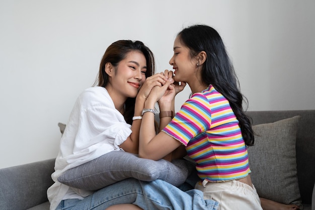 Heureux plaisir lesbien asiatique jeune deux femmes fille gay ou ami proche couple moment d'amour passer du bon temps ensemble sur un canapé à la maison Activité de loisirs se détendre