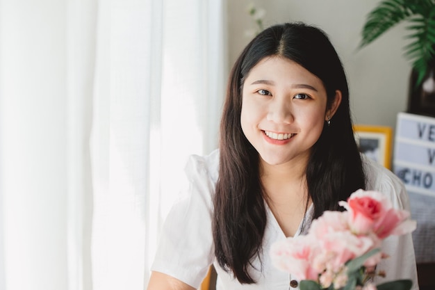 Heureux portrait en bonne santé Asian teen girl smiling at home with copy space