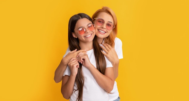 Heureux portrait de famille de jeune maman et enfant fille à lunettes mode d'été