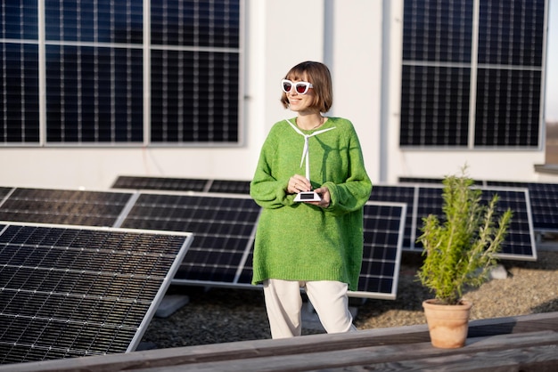 Heureux propriétaire de maison avec une centrale solaire