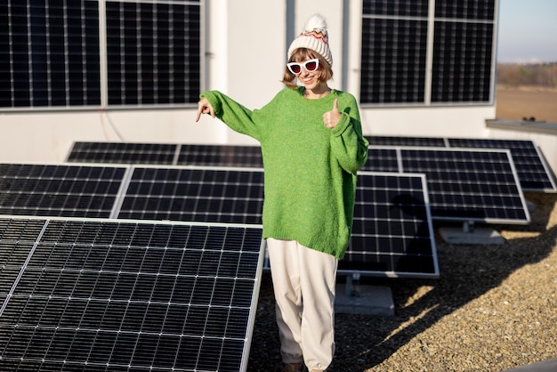 Heureux propriétaire de maison avec une centrale solaire