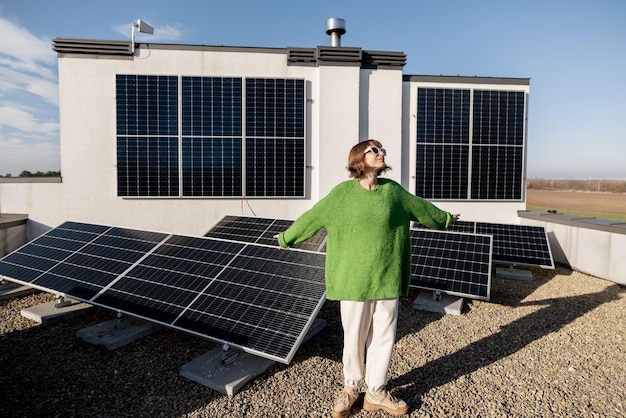 Heureux propriétaire de maison avec une centrale solaire