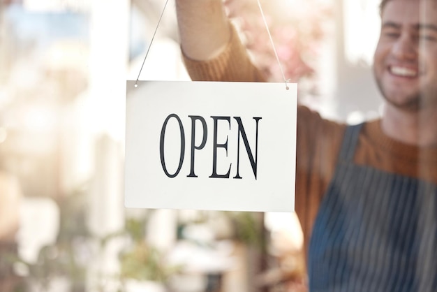 Heureux propriétaire signe ouvert et petite entreprise prête pour l'aide à la clientèle ou la publicité au magasin