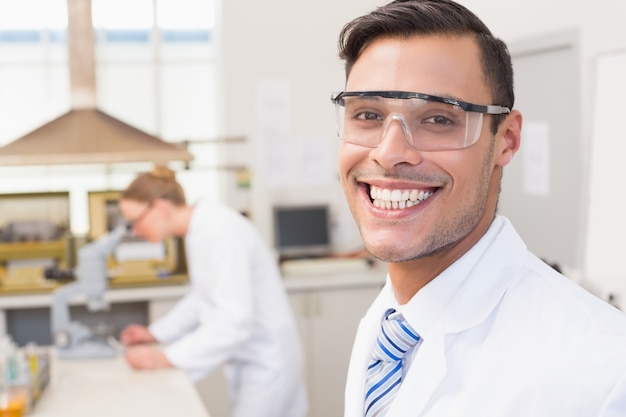 Photo heureux scientifique souriant à la caméra