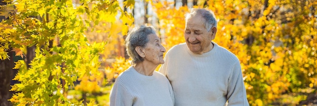 Heureux seniors dans la saison d'âge de la famille de la forêt d'automne et concept de personnes heureux couple de personnes âgées