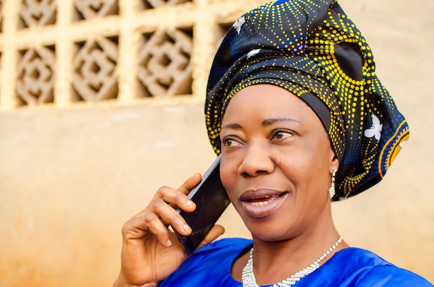 Heureux souriant de 60 ans parlant au téléphone