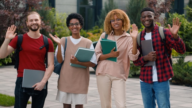 Photo heureux souriant insouciant positif amical étudiants universitaires personnes diverses amis multiraciaux