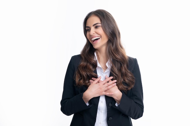 Heureux souriant portrait de femme d'affaires étonné séduisante jeune jolie fille gaie en costume décontracté se sentant heureux et insouciant isolé fond blanc Employée jeune secrétaire