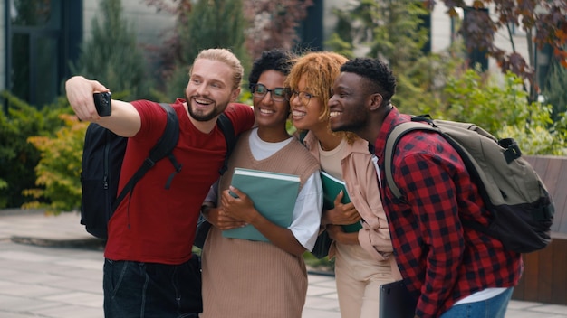 Photo heureux souriant posant des étudiants multiraciaux divers amis multiethniques campus universitaire