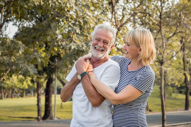 Heureux sourire de couple de personnes âgées dans un parc en vacances.