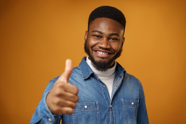 Heureux, sourire, homme américain africain, projection, pouce haut