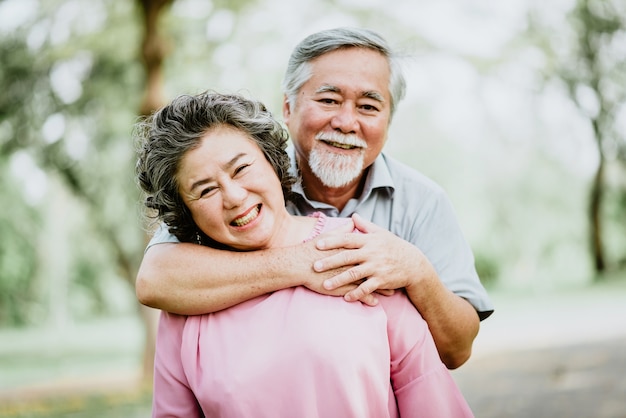 Heureux sourire senior couple asiatique appréciant le temps de qualité au parc