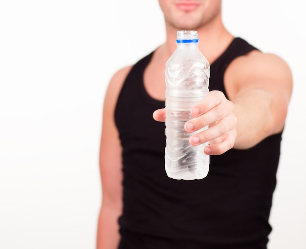 Heureux sportif tenant une bouteille d&#39;eau