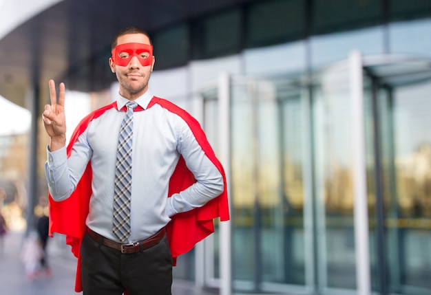 Photo heureux super homme d'affaires faisant un geste de victoire