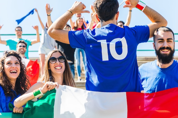 Heureux supporters italiens au stade pour le match