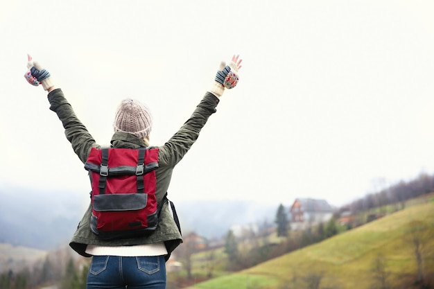 Heureux touriste voyageant dans les montagnes