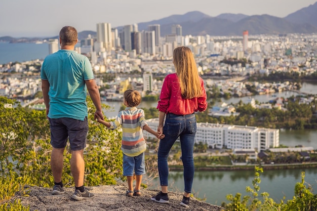 Heureux touristes en famille sur le fond de la ville de Nha Trang Voyage au Vietnam avec des enfants Concept