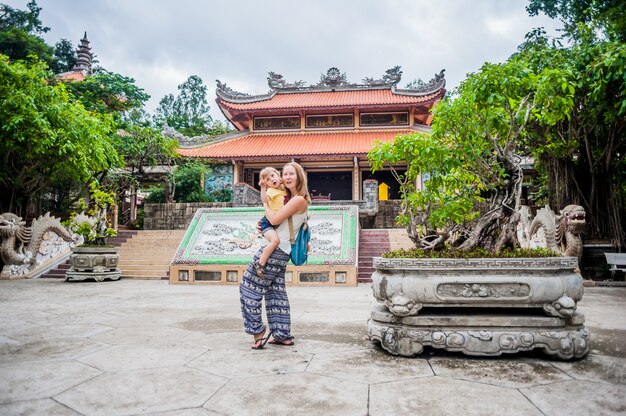 Heureux touristes maman et fils dans la pagode LongSon