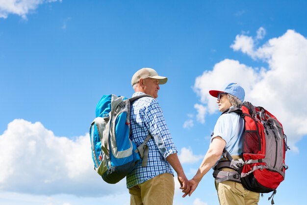 Heureux touristes seniors posant